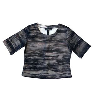 Tierra + Tutu Structured Abstract Black Gray Short Sleeve Cropped Top - J4